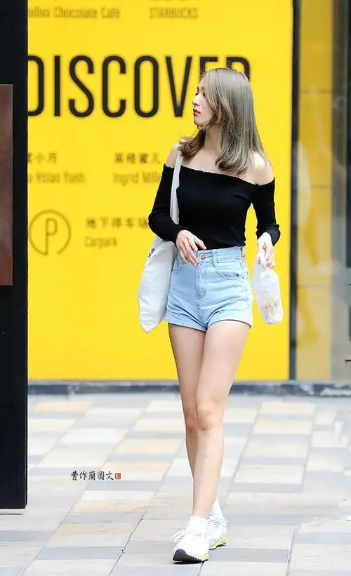 街拍短裤美女穿出美腿颀长