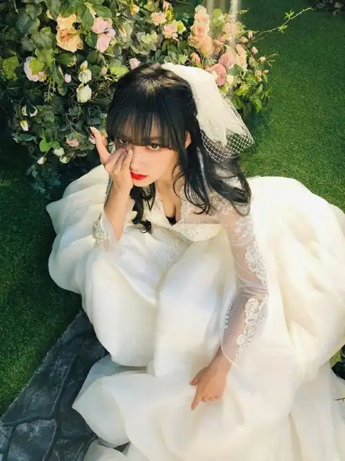 程潇婚纱造型身材凹凸有致笑称1111万粉丝显得太孤单