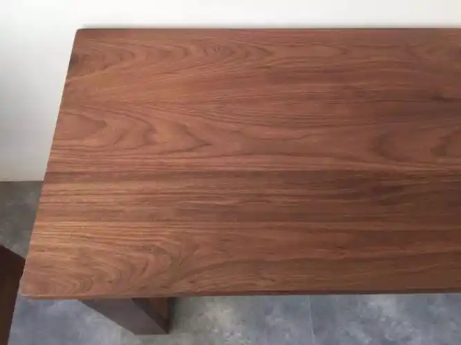 如何鉴别黑胡桃木家具?_颜色