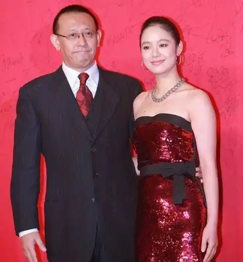 周韵站在大15岁老公旁边太柔弱了,虽然穿得很闪耀,但却温柔_气质_造型