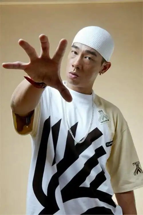 大湾区扛把子陈小春如果比穿搭真的强你好几倍