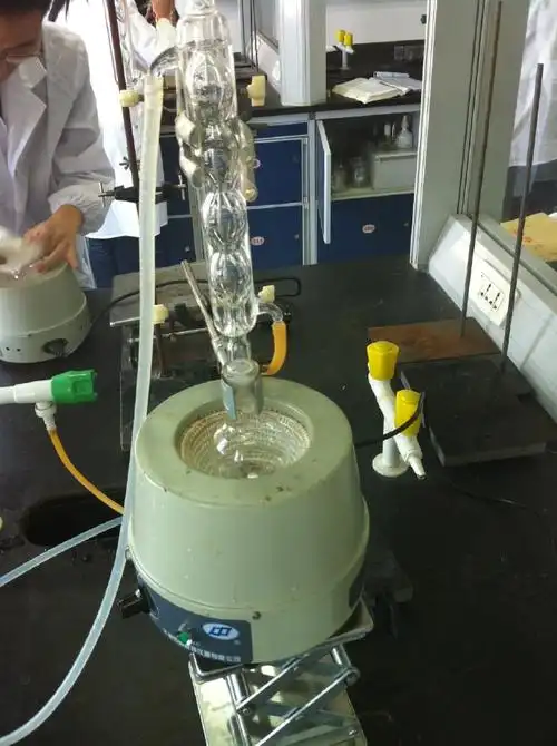 用的还是球形冷凝管的回流,上口要加上一个塞入足量无水氯化钙的干燥