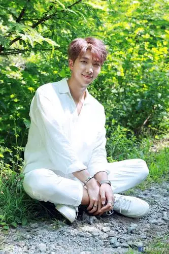 防弹少年团金南俊生日获成员闵玧其和郑号锡祝福