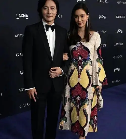 韩国著名明星夫妻张东健高小英(高素荣)罕见同框出席活动.