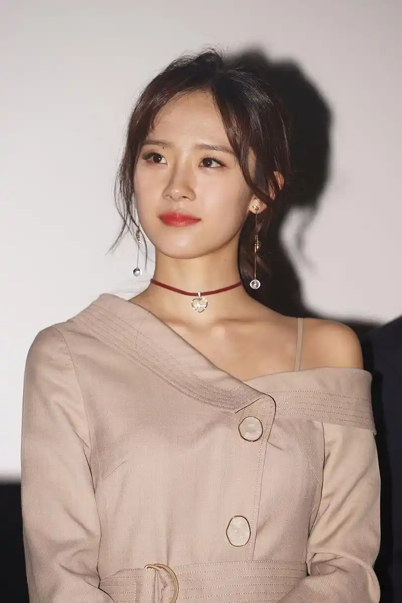 90后新生代女演员如周冬雨,白鹿,关晓彤和李一桐,凭借出色的演技和