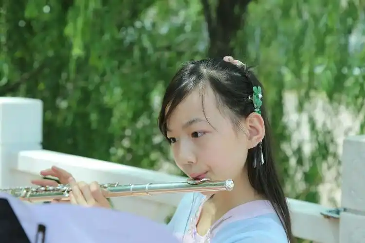 黄河边吹笛子的小姑娘,清纯如莲