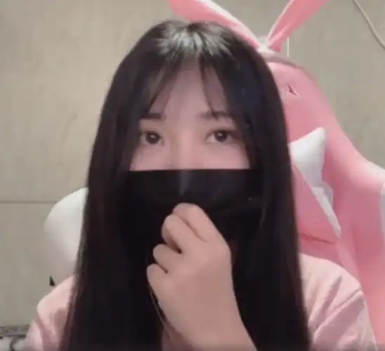 一条小团团露全脸跳舞,身材与长相不相符,居然被网友称为电竞圈柳岩