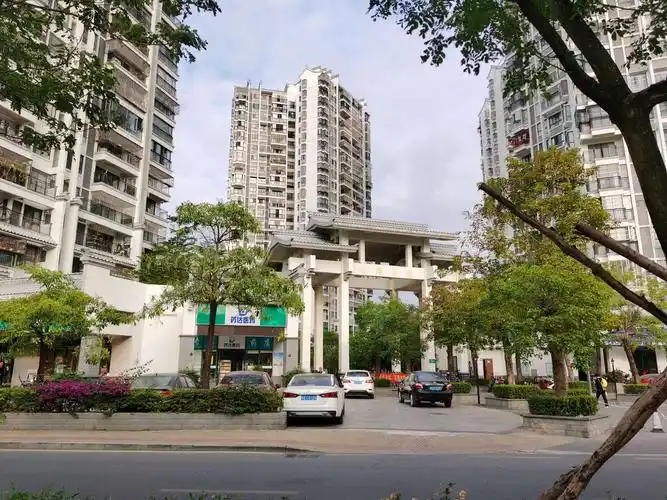 原来这些楼房是一个居民小区,这里是小区的进门口.