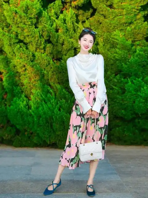 今天就给大家分享一些气质女人的拍照姿势,这些落落大方的姿势不能少