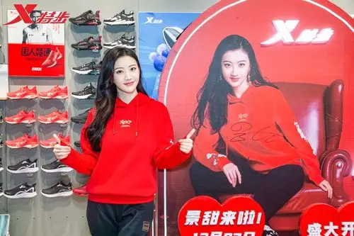 特步打造一站式购物地标店,携手景甜燃动鹿城