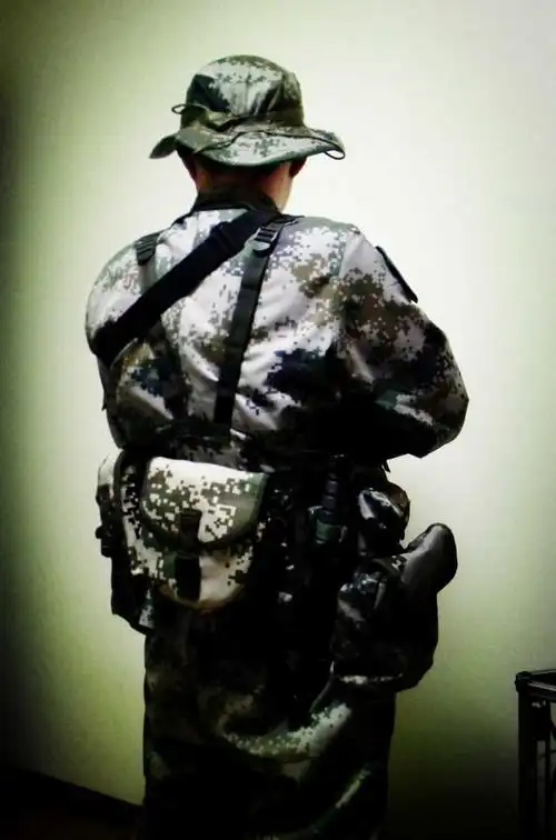 可以和04b步兵防弹衣配套使用,模块可以直接装到06特种兵防弹衣上去.