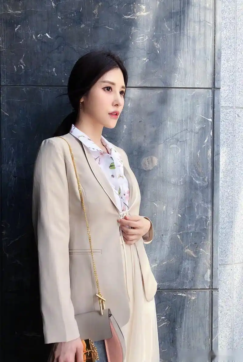 穆熙妍穆熙妍私服 现在和两年前,一扎低馬尾就像古人