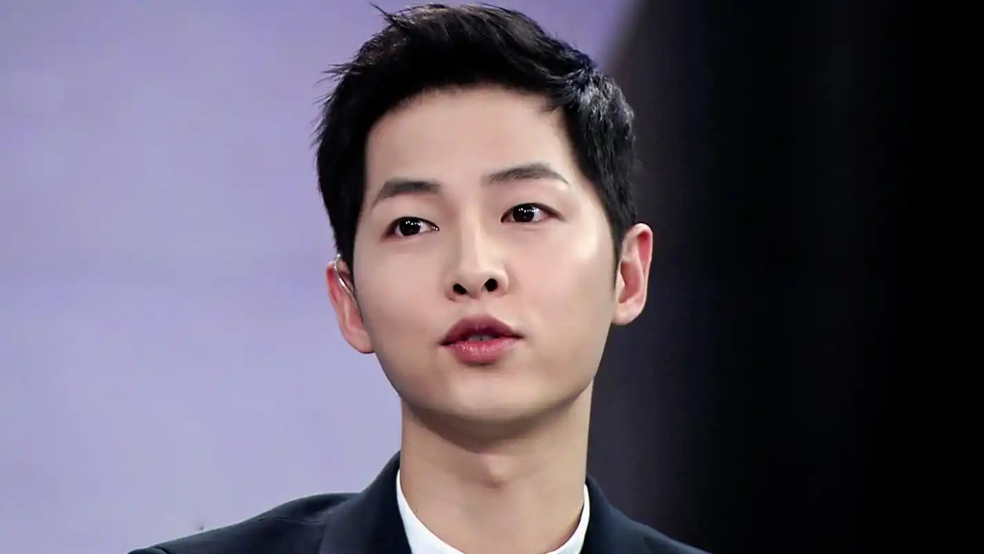 宋仲基kbs新闻访谈现场图片电脑桌面壁纸下载