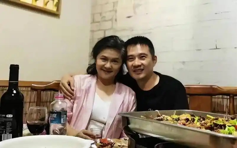 任帅:明明是帅哥,却娶"丑女"为妻,还恩爱24年,这是为什么?