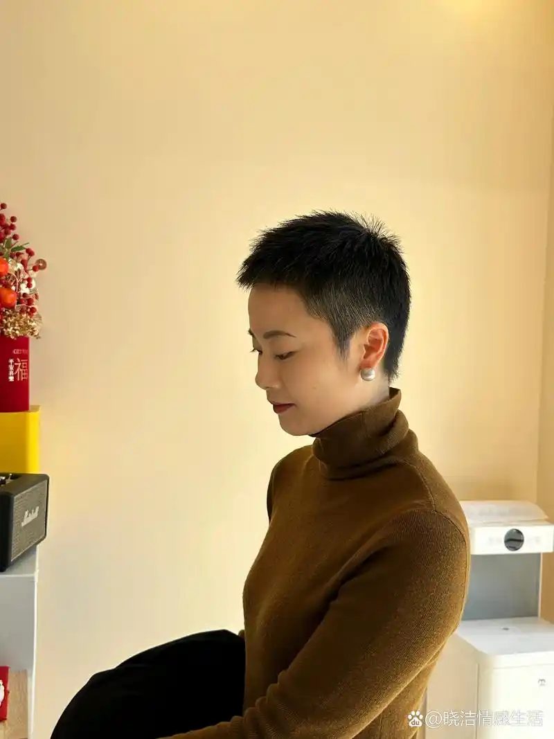 不是一搬女生能驾驭的碎碎小寸头 适合鹅蛋脸 瓜子脸 cool～超短发