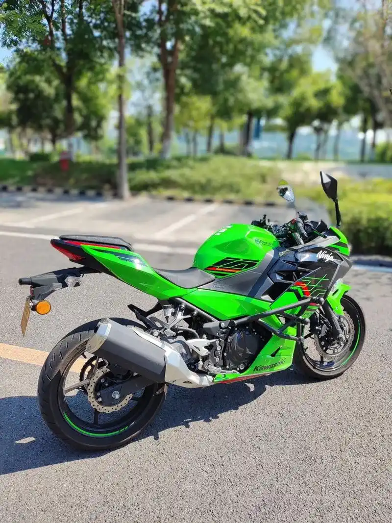 23款川崎nj400 22年11月份上户一手3300多公里23款,左边板子有小瑕疵