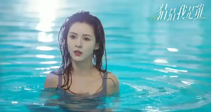 杨幂花色针织毛衣造型来自杨幂分享的一些合影时刻 ～林允黑天鹅妆林