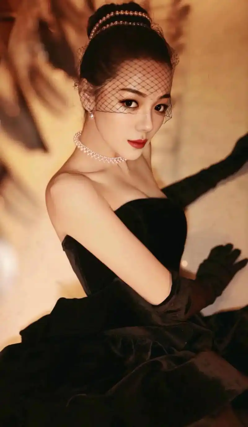 拍了一组比婚纱照,还要顺眼的个人写真,犀利的眼神杀屎那些说话 - 抖