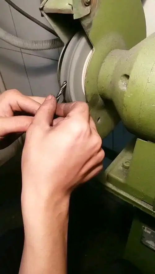 干了30年的机加工师傅磨的钻头就是好!