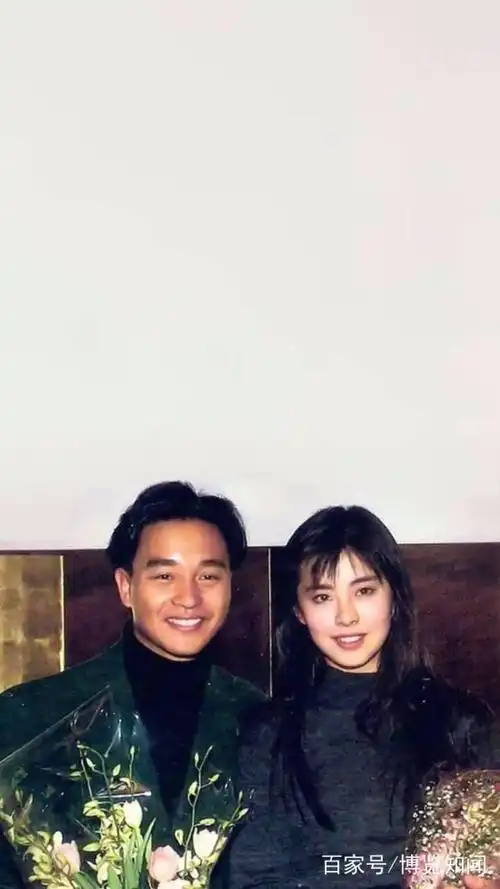 张国荣,王祖贤早年合影.