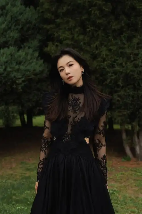 露背设计尽显腰部线条,涛姐的腰我已经夸倦了,沙漏腰名副其实#刘涛的