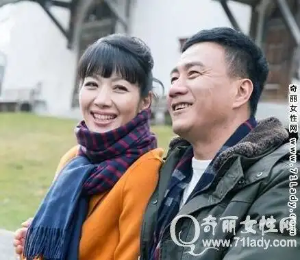 胡军夫妇旅瑞士 胡军老婆近照笑容灿烂似少女