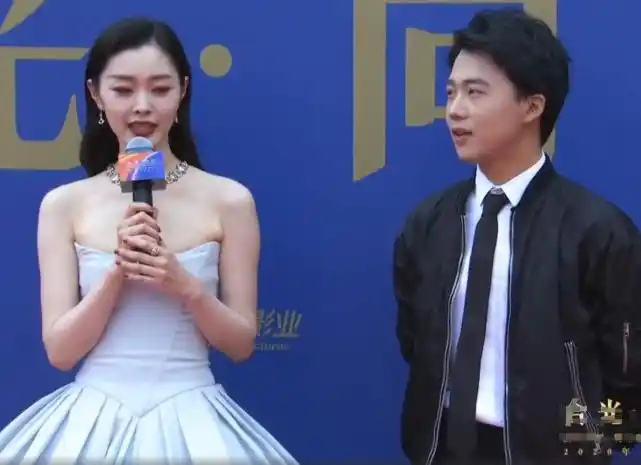 郭麒麟把话筒递给宋轶谁注意他的眼神看哪真像个二愣子