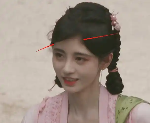 在这张照片中,不难看出鞠婧祎的超低发际线.