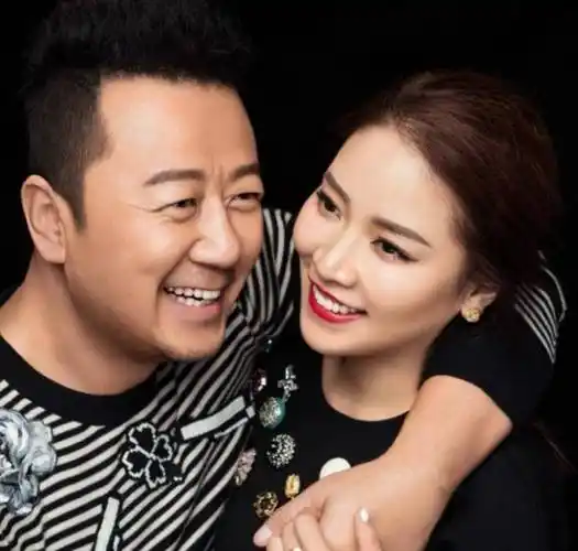 演员郭涛,在重庆拍戏时捡来一个美女当老婆,婚后家庭事业两头旺_李燃