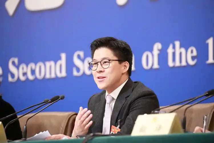 据悉,霍启刚从事社会公职工作已将近二十年,一直以来专注于体育,文化