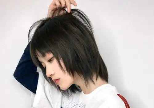 过年国字脸女生将留了五年的头发剪短"焕然一新" 人美了更自信_发型