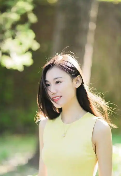 王婉中生活照(王婉中郊外草地写真)(6)