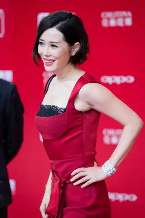 余男靠身材美出圈,一袭黑色连衣裙秀出玲珑曲线,美得让人心动