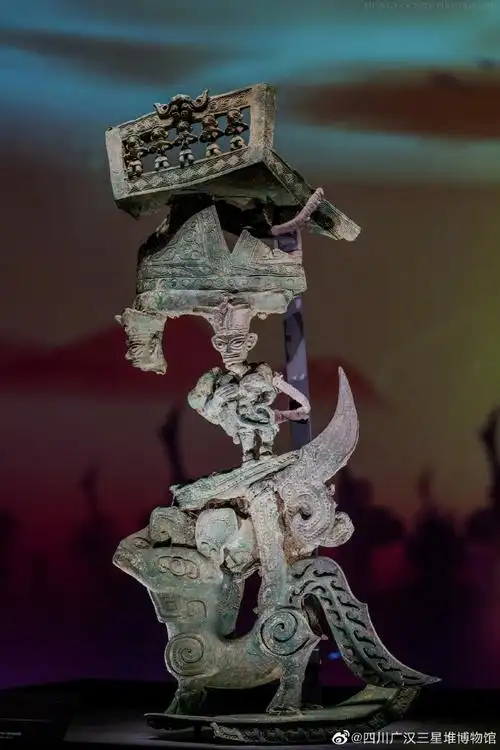 三星堆发现近1米高青铜神坛