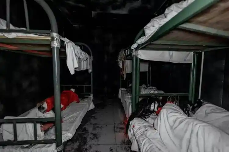 在布满了锈迹与血印的监狱宿舍如果遇到紧迫与压抑的地道,你只能孤身