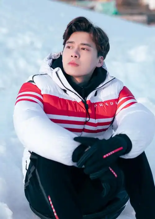 冬日雪地阳光帅哥腊八节快乐事事粥全事事粥到