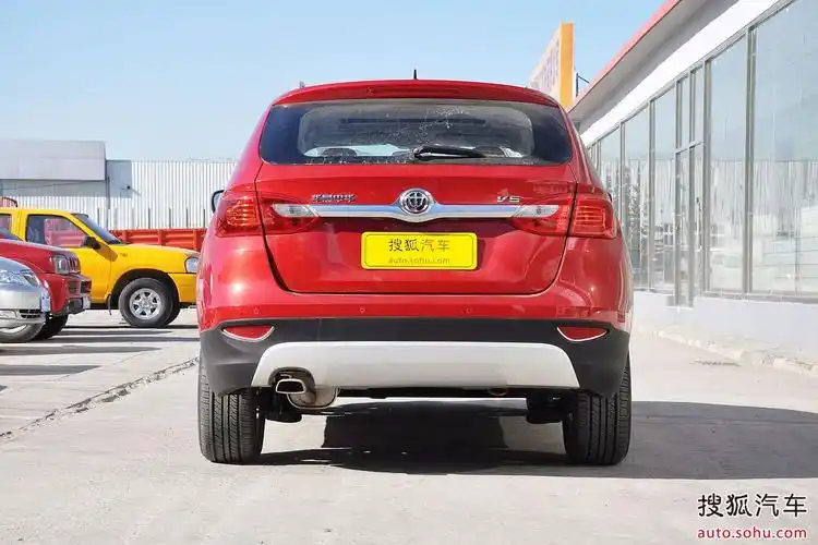 p>中华v5是中华汽车推出的首款suv车型,车头线条圆润,前保险杠非常