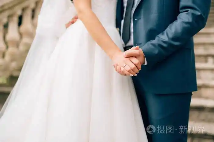 这对新婚夫妇牵手手牵着手的情侣婚礼在蒙特