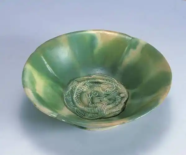 馆藏文物 | 卧虎藏龙——唐·绿釉模印堆塑龙纹盏_扬州_唐代绿_瓷器