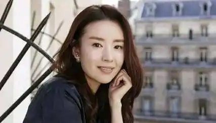 据悉,有网友通过深扒发现,董洁在15年的时候和自己的男友方泽廷结婚