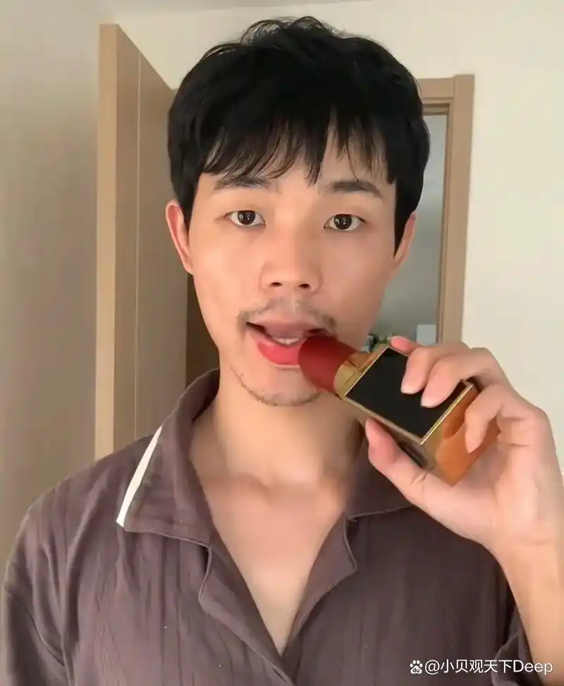 男子化妆后秒变"女神",前后对比惊人,网友:这个女生你来当吧