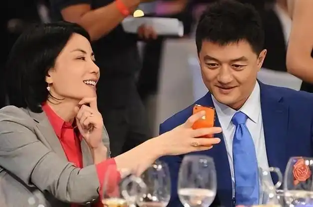 李亚鹏与粉丝合照听到王菲名字吓到表情失控紧急打断避如蛇蝎