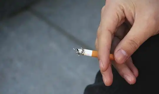 更年期提前有这几种情况,可能是身体在"求"你戒烟了