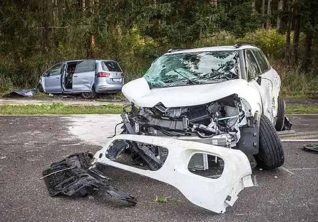 车祸现场,相关车辆都被撞变了形,面目全非,残骸遍地,惨不忍睹.