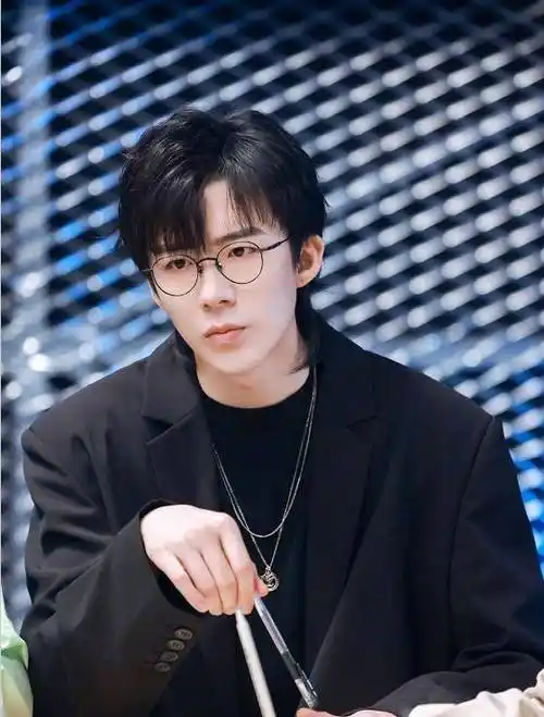 原创网红刘宇宁刚挤进娱乐圈不料昔日非主流照片流出网友真帅