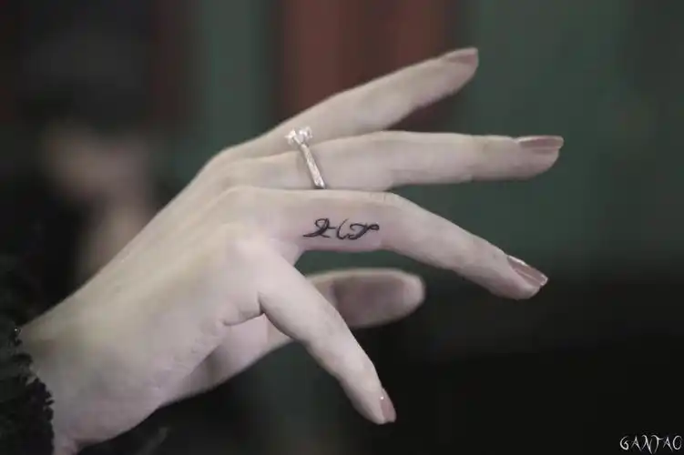 there is more to come #tattoo  #手指  #手指纹身  #英文纹身  #小