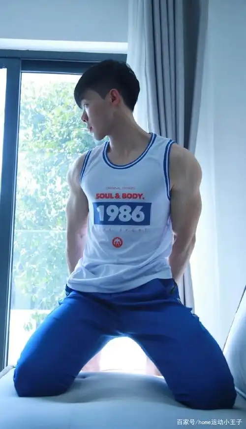 体育生小哥哥偷偷给看他的腹肌和人鱼线,看得有点羞涩