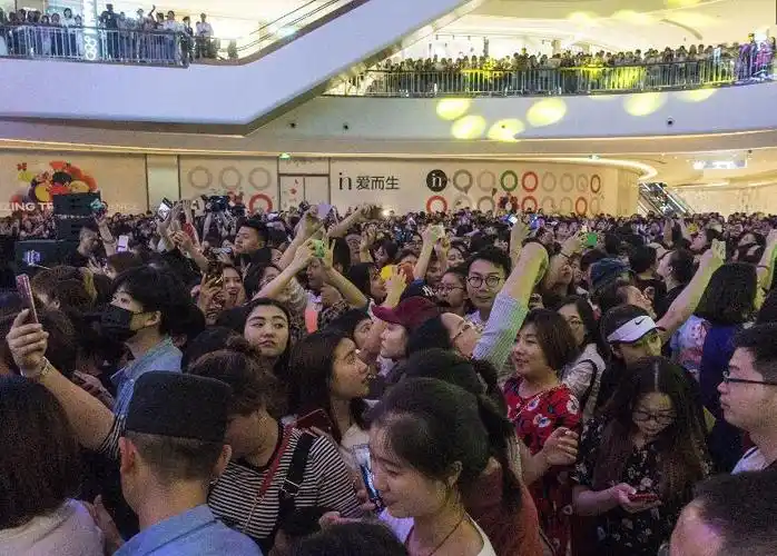 李易峰生日回成都路演人气旺粉丝围观人山人海