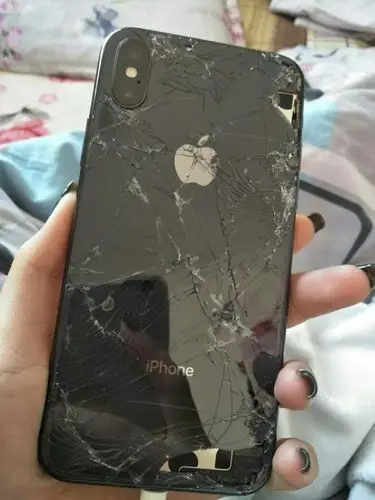 苹果x掉电梯缝里