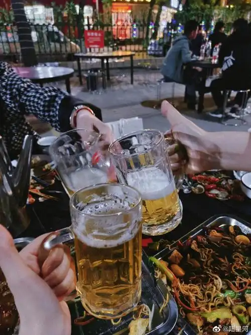 40℃高温后的晚霞,冰镇过的西瓜,喝酒撸串的吵闹烧烤摊……__财经头条